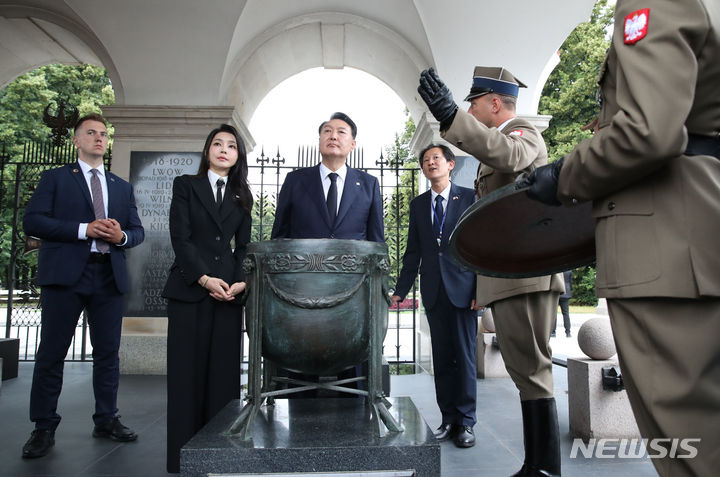 [바르샤바(폴란드)=뉴시스] 전신 기자 = 폴란드를 공식 방문 중인 윤석열 대통령과 부인 김건희 여사가 13일(현지시간) 바르샤바 무명용사의 묘를 찾아 둘러보며 설명 듣고 있다. 2023.07.14. photo1006@newsis.com