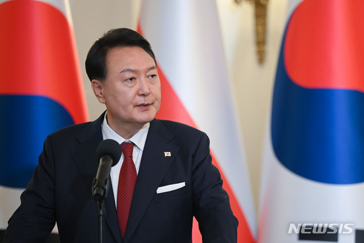 [바르샤바(폴란드)=뉴시스] 전신 기자 = 여론조사 전문기관 리얼미터는 17일 7월 2주차 윤석열 대통령 국정수행 평가 결과를 공개했다. 사진은 윤 대통령이 지난 13일(현지시간) 바르샤바 대통령궁에서 열린 한-폴란드 정상 공동언론발표에서 발언하는 모습. (공동취재) 2023.07.14. photo1006@newsis.com