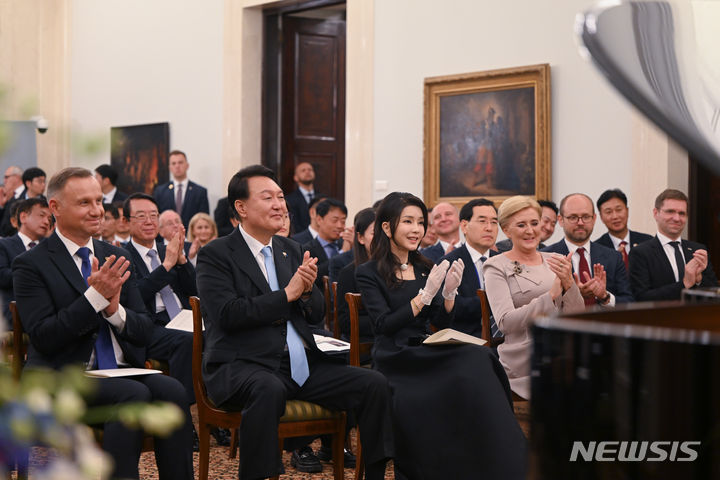 [바르샤바(폴란드)=뉴시스] 홍효식 기자 = 윤석열 대통령과 부인 김건희 여사가 13일(현지시간) 바르샤바 대통령궁에서 열린 공식 만찬에서 피아노 연주 전 박수치고 있다. (공동취재) 2023.07.14. yesphoto@newsis.com
