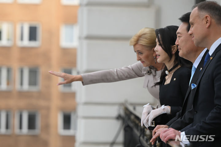 [바르샤바(폴란드)=뉴시스] 홍효식 기자 = 윤석열 대통령과 부인 김건희 여사가 13일(현지시간) 바르샤바 대통령궁에서 열린 공식 만찬에 앞서 집무실 테라스에서 안제이 두다 폴란드 대통령 부부와 대화하고 있다. (공동취재) 2023.07.14. yesphoto@newsis.com