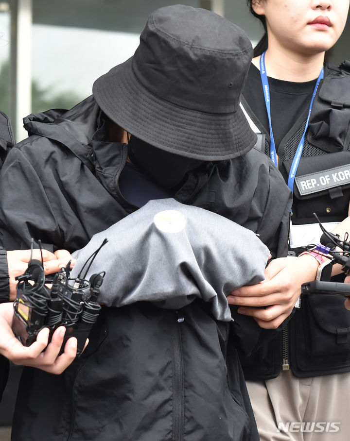 [용인=뉴시스] 김종택 기자 = 장애를 갖고 태어난 아기를 살해한 뒤 시신을 유기한 혐의로 구속된 60대 외조모가 14일 경기도 용인경찰서에서 검찰로 송치되고 있다. 2023.07.14. jtk@newsis.com