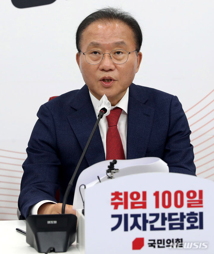 [서울=뉴시스] 추상철 기자 = 윤재옥 국민의힘 원내대표가 14일 오전 서울 여의도 국회에서 취임 100일 기자간담회를 하고 있다. 2023.07.14. scchoo@newsis.com