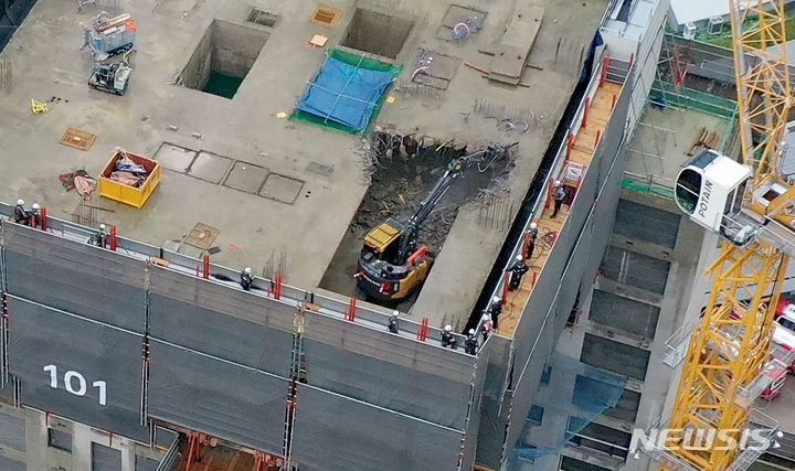 [광주=뉴시스] 변재훈 기자 = 14일 오전 광주 서구 화정동 화정아이파크 101동 건물 옥상부에서 압쇄기 장착 굴착기 등이 구조물 시범 해체 작업을 벌이고 있다. 이날 작업은 8개동 전면 철거·해체 공정의 첫 작업으로, 붕괴 사고가 발생하지 않아 안전성이 검증된 건축물부터 2개 층을 우선 해체한다. 2023.07.14. wisdom21@newsis.com