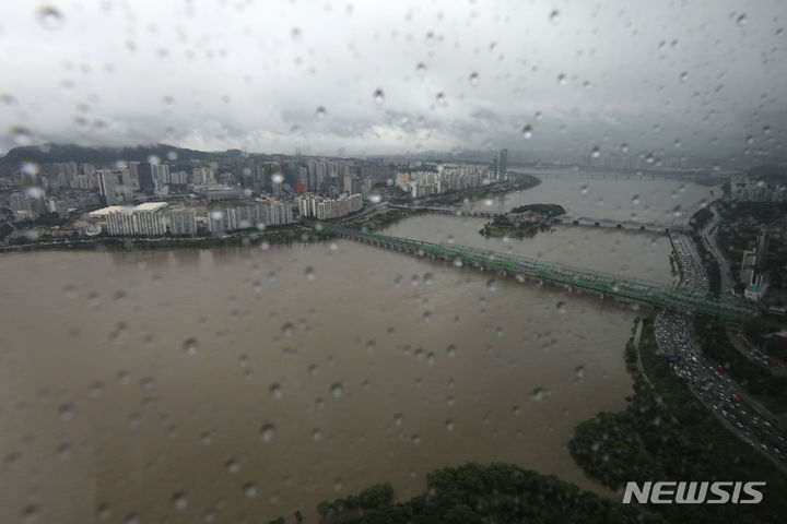 [서울=뉴시스] 최동준 기자 = 14일 서울 63스퀘어에서 바라본 한강이 집중호우 영향으로 흙탕물로 흐르고 있다. 2023.07.14. photocdj@newsis.com