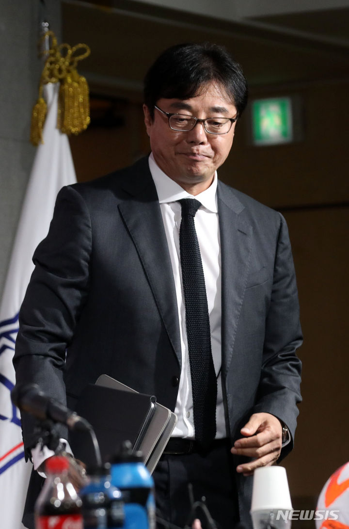 [서울=뉴시스] 김선웅 기자 = 황선홍 항저우 아시안게임 U-24 축구대표팀 감독이 14일 서울 종로구 축구회관에서 최종 엔트리를 발표하기 위해 회견장으로 입장하고 있다. 2023.07.14. mangusta@newsis.com