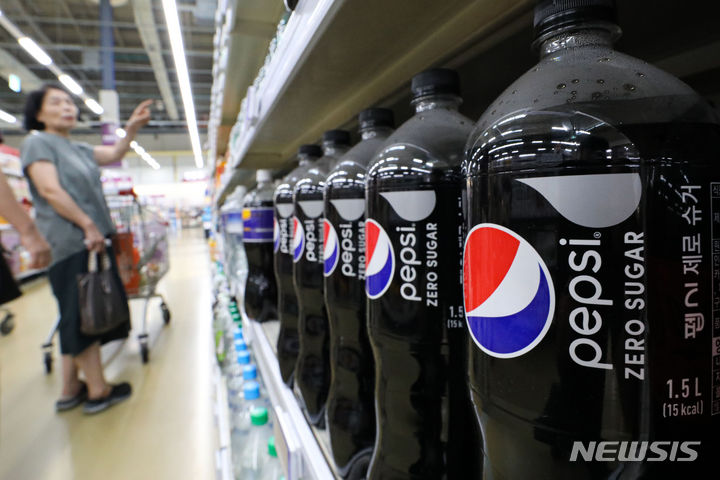 [서울=뉴시스] 권창회 기자 = 세계보건기구(WHO)가 제로콜라를 비롯한 각종 음료와 캔디, 아이스크림 등 식음료 제품에 사용되는 인공감미료 '아스파탐'을 발암가능물질로 분류했다. 대신 아스파탐에 매겨진 기존 일일섭취허용량은 유지하기로 했다. 사진은 14일 오후 서울 시내 대형마트에 진열된 제로콜라. 2023.07.14. kch0523@newsis.com