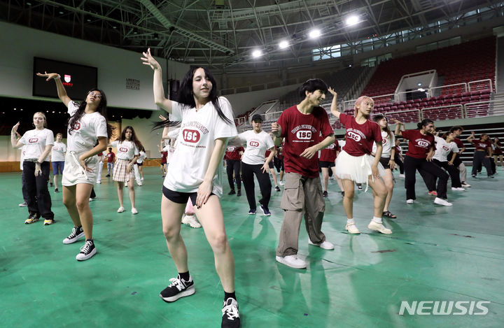 [서울=뉴시스] 김진아 기자 = 14일 서울 성북구 고려대학교 화정체육관에서 국제하계대학(ISC)에 참가한 외국인 대학생들이 걸그룹 IVE(아이브)의 'Kitsch' 안무를 추며 K-Pop 따라잡기 플래시몹을 하고 있다.  2023.07.14. bluesoda@newsis.com