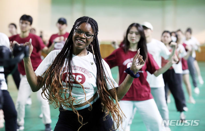 [서울=뉴시스] 김진아 기자 = 14일 서울 성북구 고려대학교 화정체육관에서 국제하계대학(ISC)에 참가한 외국인 대학생들이 걸그룹 IVE(아이브)의 'Kitsch' 안무를 추며 K-Pop 따라잡기 플래시몹을 하고 있다.  2023.07.14. bluesoda@newsis.com