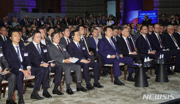 [바르샤바(폴란드)=뉴시스] 홍효식 기자 = 윤석열 대통령과 안제이 두다 폴란드 대통령이 14일(현지시간) 바르샤바 한 호텔에서 열린 한-폴란드 비즈니스 포럼에 참석해 있다. 2023.07.14. yesphoto@newsis.com