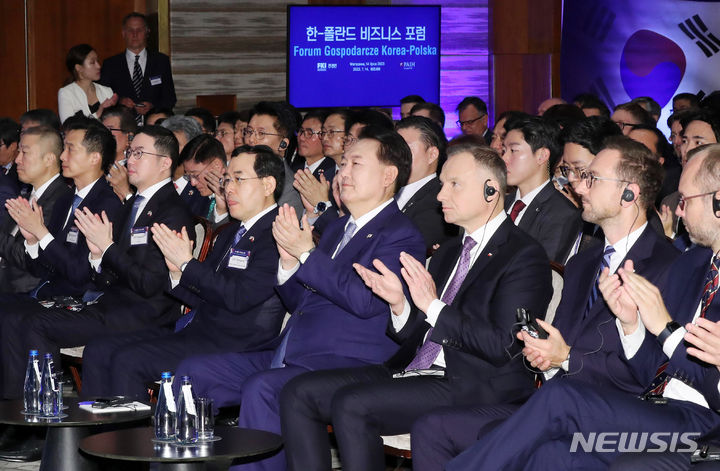 [바르샤바(폴란드)=뉴시스] 홍효식 기자 = 윤석열 대통령과 안제이 두다 폴란드 대통령이 14일(현지시간) 바르샤바 한 호텔에서 열린 한-폴란드 비즈니스 포럼에서 박수치고 있다. 2023.07.14. yesphoto@newsis.com