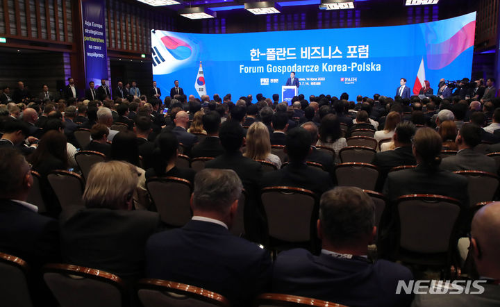 [바르샤바(폴란드)=뉴시스] 홍효식 기자 = 윤석열 대통령이 14일(현지시간) 바르샤바 한 호텔에서 열린 한-폴란드 비즈니스 포럼에서 축사하고 있다. 2023.07.14. yesphoto@newsis.com
