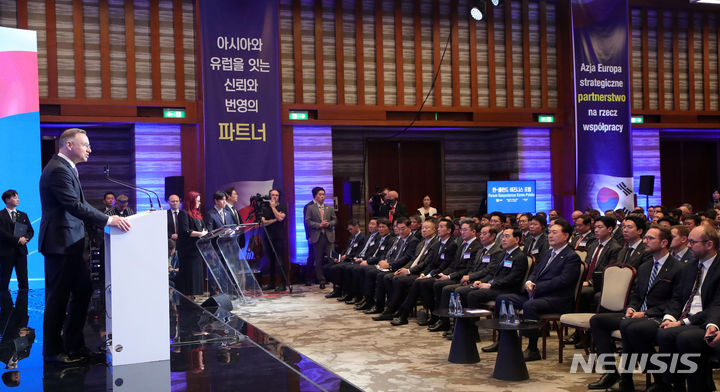 [바르샤바(폴란드)=뉴시스] 홍효식 기자 = 윤석열 대통령이 14일(현지시간) 바르샤바 한 호텔에서 열린 한-폴란드 비즈니스 포럼에서 안제이 두다 폴란드 대통령의 축사를 경청하고 있다. 2023.07.14. yesphoto@newsis.com