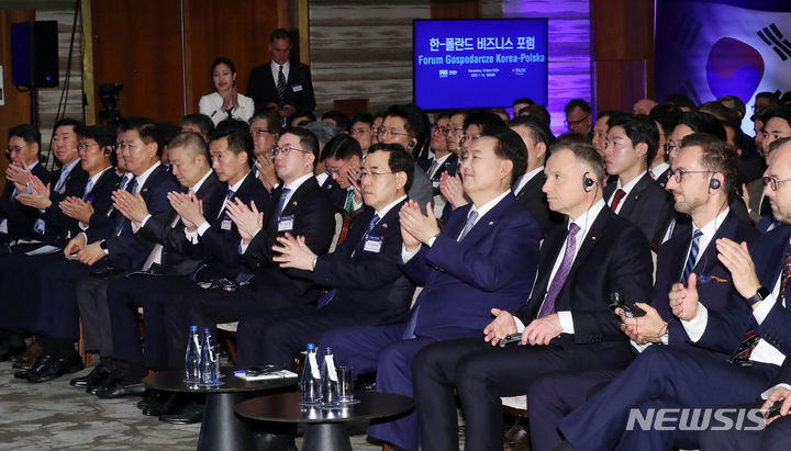 [바르샤바(폴란드)=뉴시스] 홍효식 기자 = 윤석열 대통령이 14일(현지시간) 바르샤바 한 호텔에서 열린 한-폴란드 비즈니스 포럼에서 김병준 전국경제인연합회장 직무대행의 개회사에 박수하고 있다. 2023.07.14. yesphoto@newsis.com
