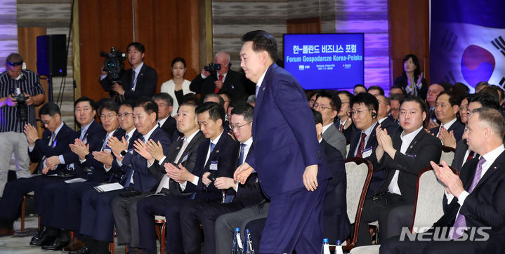 [바르샤바(폴란드)=뉴시스] 홍효식 기자 = 윤석열 대통령이 14일(현지시간) 바르샤바 한 호텔에서 열린 한-폴란드 비즈니스 포럼에서 축사하기 위해 단상으로 향하고 있다. 2023.07.14. yesphoto@newsis.com