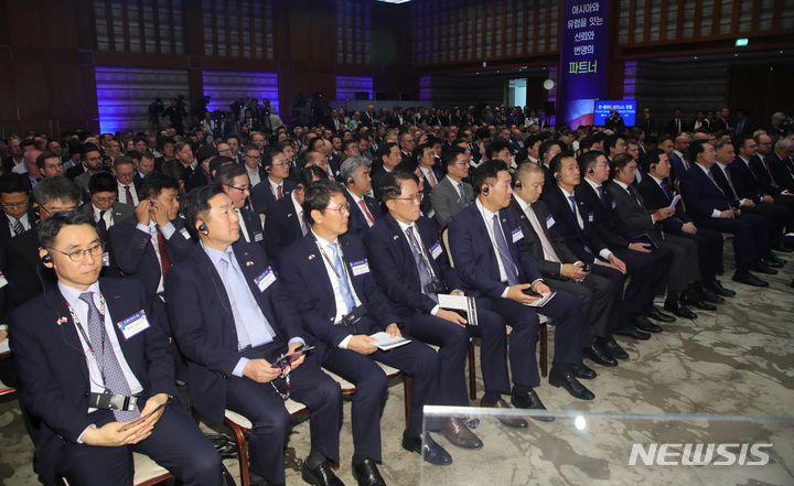 [바르샤바(폴란드)=뉴시스] 홍효식 기자 = 정연인(왼쪽부터) 두산에너빌리티 사장, 김용석 롯데정밀화학 대표이사, 홍현성 현대엔지니어링 대표이사, 김철중 SK아이테크놀로지 사장, 한종희 삼성전자 대표이사 부회장, 구자은 LS 회장, 김동관 한화그룹 부회장, 구광모 LG그룹 회장, 김병준 전국경제인연합회장 직무대행 등이 14일(현지시간) 바르샤바 한 호텔에서 열린 한-폴란드 비즈니스 포럼에 참석해 있다. 2023.07.14. yesphoto@newsis.com