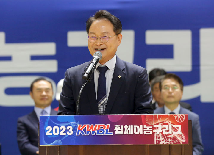 [서울=뉴시스] 김명년 기자 = 더불어민주당 의원들이 국회 자료 제출 요구에 거짓 보고를 할 경우 처벌을 강화하는 법 개정을 추진 중이다.&nbsp; 사진은 지난달 14일 오후 2023 KWBL 휠체어농구리그 개막식에 참석한 허영 더불어민주당 의원. (사진=한국휠체어농구연맹 제공) 2023.7.14. photo@newsis.com *재판매 및 DB 금지