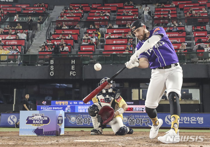 [부산=뉴시스] 김근수 기자 = 지난 2023년 7월14일 오후 부산 동래구 사직야구장에서 열린 2023 KBO 올스타 홈런레이스에서 LG 트윈스 오스틴이 홈런을 치고 있다. 2023.07.14. ks@newsis.com