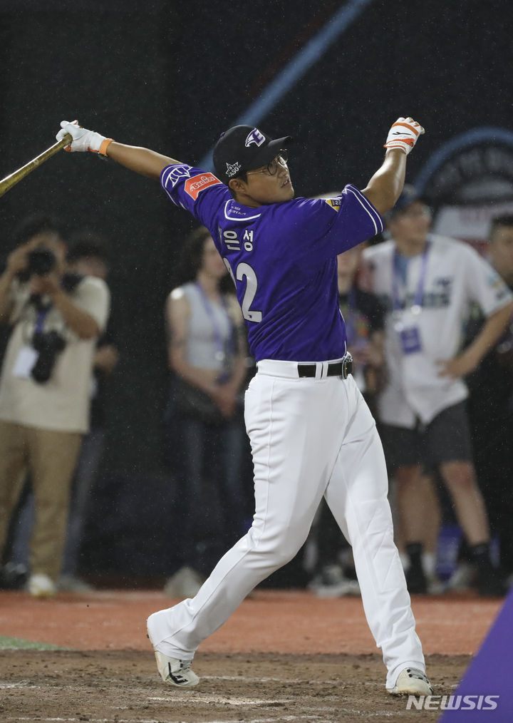 [부산=뉴시스] 김근수 기자 = 지난 2023년 7월14일 부산 동래구 사직야구장에서 열린 2023 KBO 올스타 홈런레이스에서 한화이글스 채은성이 홈런을 치고 있다. 2023.07.14. ks@newsis.com