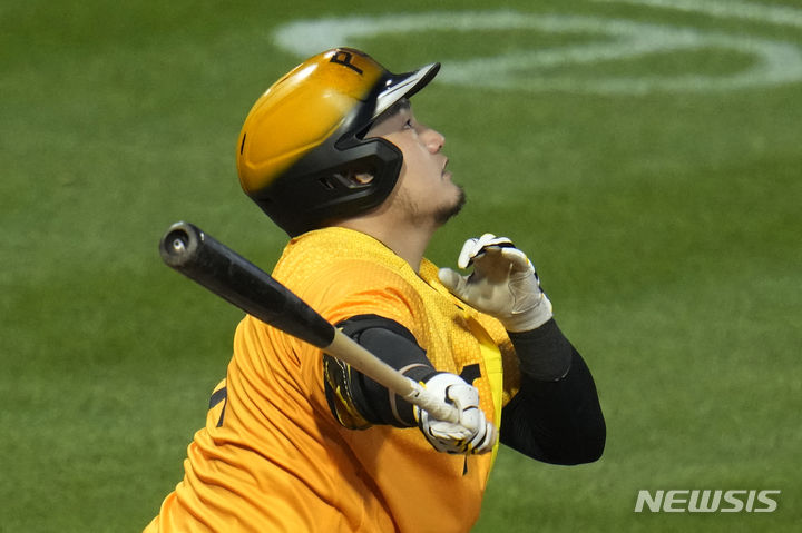 [피츠버그=AP/뉴시스] 피츠버그 파이리츠의 최지만이 17일(한국시간) 미국 펜실베이니아주 피츠버그의 PNC파크에서 벌어진 2023 메이저리그(MLB) 샌프란시스코 자이언츠와의 경기에 대타로 출전해 볼넷 1개를 얻었다. 사진은 15일 샌프란시스코전에서 최지만의 모습. 2023.07.15