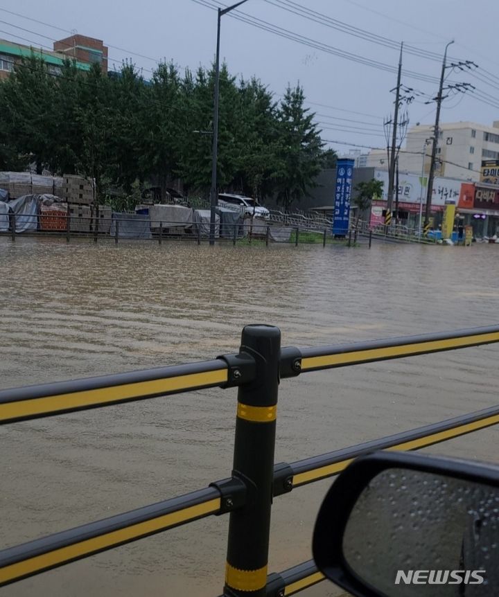[청주=뉴시스] 안성수 기자 = 15일 충북 청주시 흥덕구 강내면 탑연삼거리 도로가 집중호우로 침수됐다. 2023.7.15. hughan@newsis.com