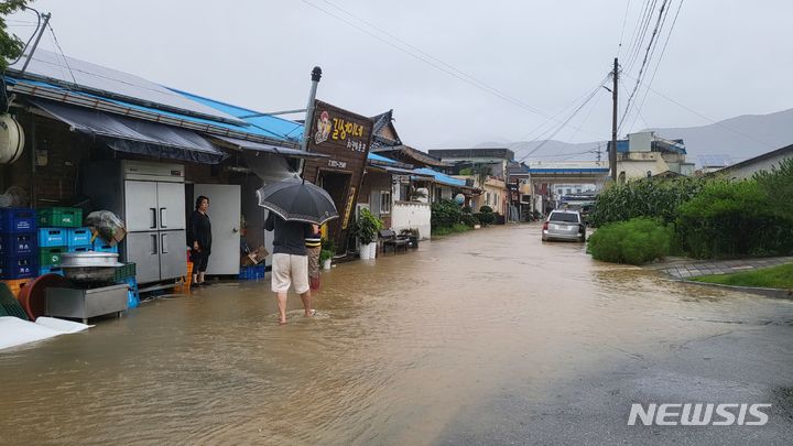 [괴산=뉴시스] 이병찬 기자 = 충북 괴산댐이 월류하면서 15일 오전 댐 아래 괴산군 불정면 마을이 침수 위기를 맞고 있다.(사진=독자 제공) 2023.07.15. photo@newsis.com 