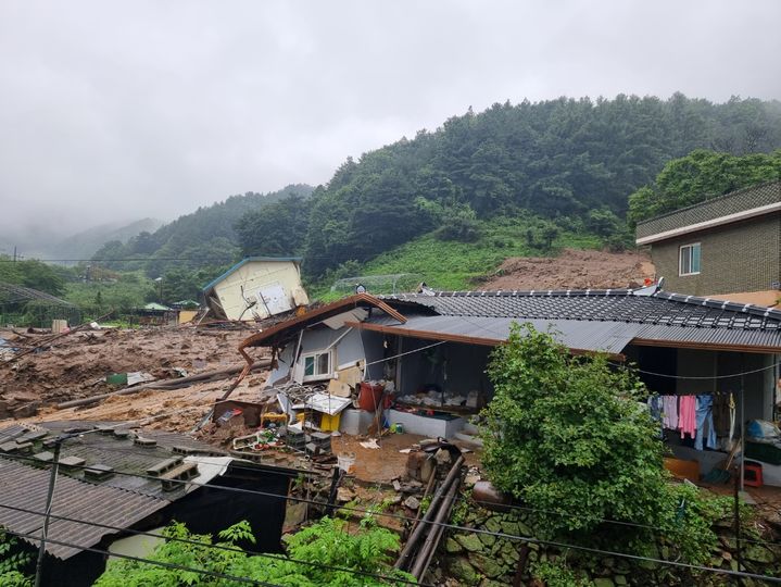 [풍기=뉴시스] 김진호기자 = 15일 낮 12시 현재 경북 영주시 풍기읍 산사태 현장. 2023.07.15. kjh9326@newsis.com  *재판매 및 DB 금지