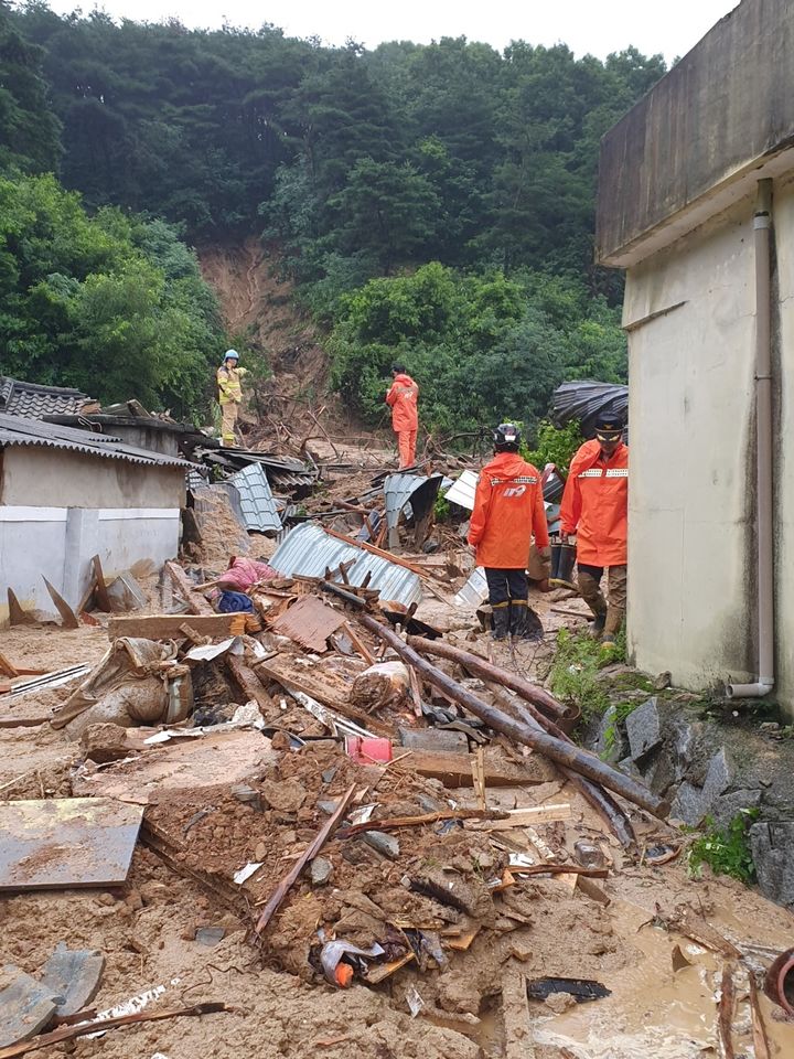 [풍기=뉴시스] 김진호기자 = 15일 12시 현재 영주시 장수면 산사태 현장. 2023.07.15. kjh9326@newsis.com  *재판매 및 DB 금지