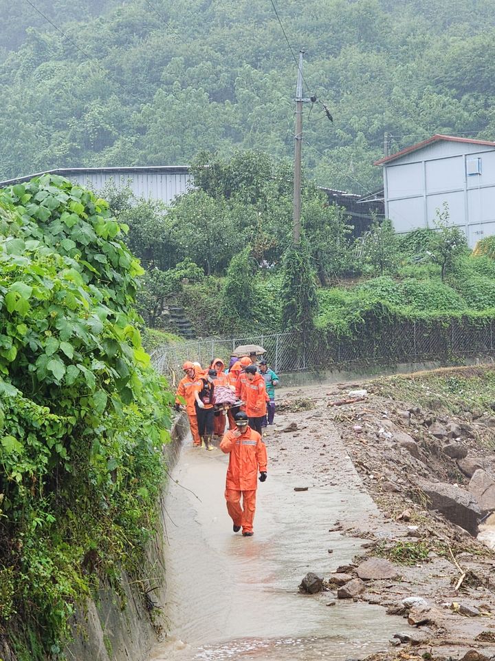 [예천=뉴시스] 15일 오전 예천군 감천면에서 산사태가 나 구조대원들이 매몰자를 구조해 나오고 있다. (사진=경북도소방본부 제공) 2023.07.15. photo@newsis.com *재판매 및 DB 금지