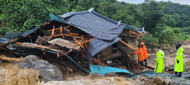 [예천=뉴시스] 15일 오전 예천군 은풍면에서 산사태가 나 구조대원들이 수색을 벌이고 있다. (사진=경북도소방본부제공) 2023.07.15  photo@newsis.com *재판매 및 DB 금지