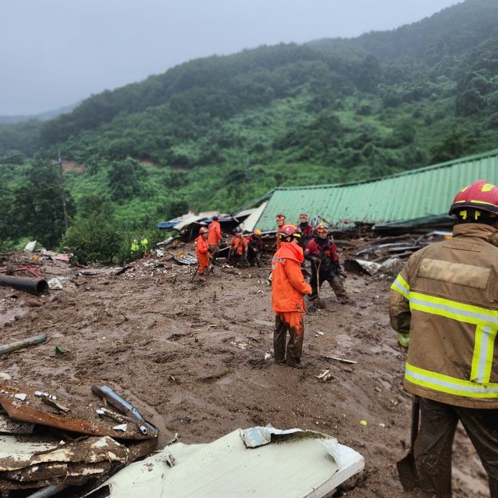 [예천=뉴시스] 15일 오전 예천군 상리면 백석리 산사태 현장을 구조대원들이 수색하고 있다. (사진=경북도소방본부 제공) 2023.07.15. photo@newsis.com *재판매 및 DB 금지