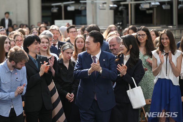 [바르샤바(폴란드)=뉴시스] 전신 기자 = 폴란드를 공식 방문 중인 윤석열 대통령이 14일(현지시간) 바르샤바 국립대학교 도서관에서 열린 폴란드 미래세대와의 문화 동행에서 학생들과 기념촬영을 마친 뒤 박수치고 있다. (공동취재) 2023.07.15. photo1006@newsis.com