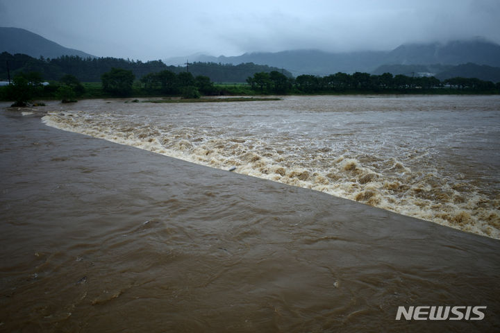 [괴산=뉴시스] 김명년 기자 = 폭우로 괴산댐이 만수위를 넘어 월류한 15일 오전 충북 괴산군 칠성면 하천이 불어나 있다. kmn@newsis.com