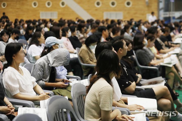 [서울=뉴시스] 조성봉 기자= 15일 오후 서울 동대문구 한국외국어대학교 오마바홀에서 열린 서울시교육청 2024학년도 대입 수시모집 대비 대입 설명회에서 학부모와 학생들이 강사의 발언을 경청하고 있다. 2023.07.15. suncho21@newsis.com