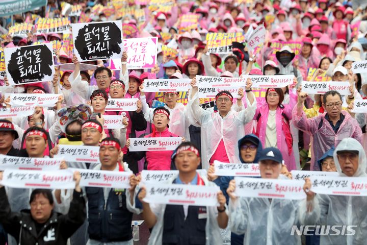 [서울=뉴시스] 조성봉 기자= 서울경찰청 관계자는 17일 전국민주노동조합총연맹(민주노총)의 2주 총파업 과정에서 조합원 등 13명을 입건해 수사 중이라고 밝혔다. 사진은 지난 15일 오후 서울 종로구 경복궁역에서 열린 ‘윤석열 정권 퇴진 7.15 범국민대회’에서 민주노총, 전국농민회총연맹 등 시민사회단체 참가자들이 구호를 외치는 모습. 2023.07.15.suncho21@newsis.com