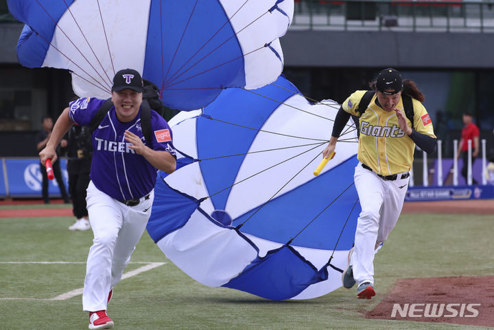 [부산=뉴시스] 김근수 기자 = 15일 오후 부산 동래구 사직야구장에서 열린 2023 KBO 올스타전 드림 올스타와 나눔 올스타의 경기에 앞서 열린 썸머레이스에서 롯데자이언츠 김원중(오른쪽)과 기아타이거즈 이우성이 릴레이 계주를 하고 있다. 2023.07.15. ks@newsis.com