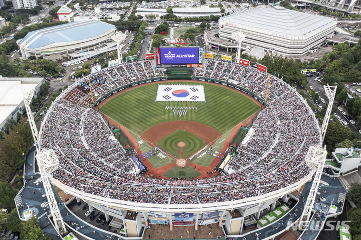 [부산=뉴시스] 김근수 기자 = 15일 오후 부산 동래구 사직야구장에서 2023 KBO 올스타전 드림 올스타와 나눔 올스타의 경기가 열리고 있다. 2023.07.15. ks@newsis.com