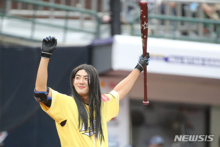[부산=뉴시스] 권창회 기자 = 15일 오후 부산 동래구 사직야구장에서 열린 2023 KBO 올스타전 드림 올스타와 나눔 올스타의 경기, 1회 초 드림올스타 선두주자 구자욱이 미모를 뽐내고 있다. 2023.07.15. kch0523@newsis.com