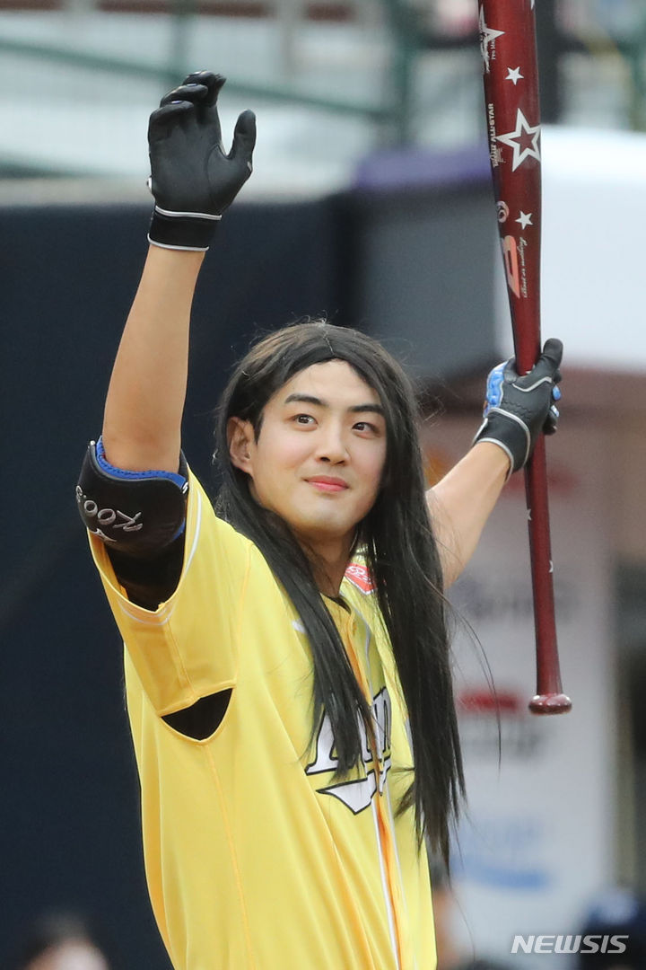 [부산=뉴시스] 권창회 기자 = 15일 오후 부산 동래구 사직야구장에서 열린 2023 KBO 올스타전 드림 올스타와 나눔 올스타의 경기, 1회 초 드림올스타 선두주자 구자욱이 미모를 뽐내고 있다. 2023.07.15.