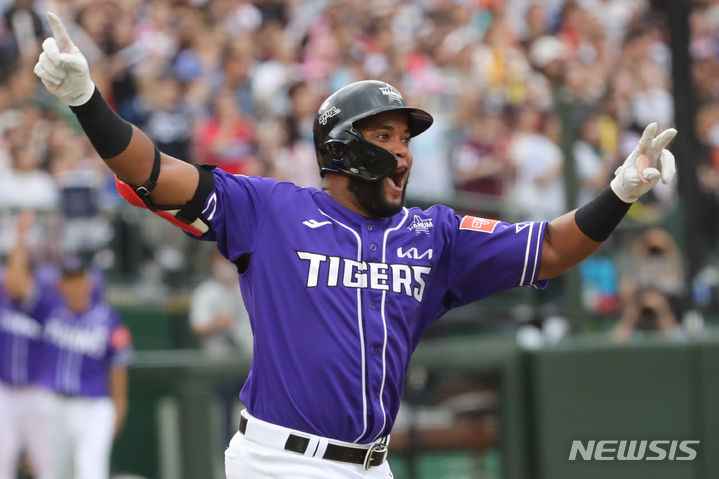 [부산=뉴시스] 권창회 기자 = 15일 오후 부산 동래구 사직야구장에서 열린 2023 KBO 올스타전 드림 올스타와 나눔 올스타의 경기, 1회 말 1사 주자 1,2루서 나눔올스타 소크라테스가 3점 홈런을 친 뒤 기뻐하며 그라운드를 돌고 있다. 2023.07.15. kch0523@newsis.com