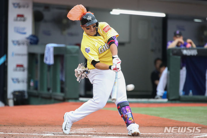 [부산=뉴시스] 권창회 기자 = 15일 오후 부산 동래구 사직야구장에서 열린 2023 KBO 올스타전 드림 올스타와 나눔 올스타의 경기, 3회 초 1사 상황에서 드림 한동희가 비닐봉지를 쓰고 타석에 나서고 있다. 2023.07.15. kch0523@newsis.com
