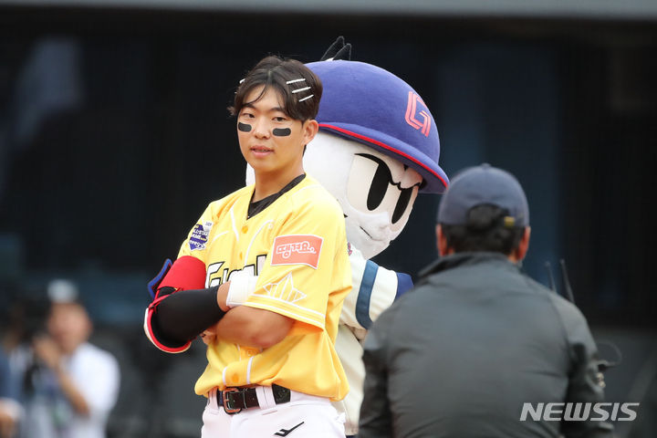 [부산=뉴시스] 권창회 기자 = 15일 오후 부산 동래구 사직야구장에서 열린 2023 KBO 올스타전 드림 올스타와 나눔 올스타의 경기, 3회 초 1사 주자 1루 상황에서 드림 김민석이 등장하며 춤을 추고 있다. 2023.07.15.
