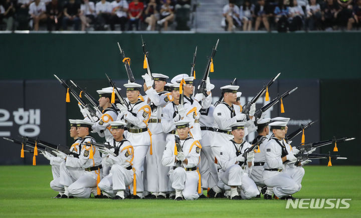 [부산=뉴시스] 권창회 기자 = 15일 오후 부산 동래구 사직야구장에서 열린 2023 KBO 올스타전 드림 올스타와 나눔 올스타의 경기, 6회 초 해군 진해기지사령부가 의장대 퍼포먼스를 보이고 있다. 2023.07.15. kch0523@newsis.com