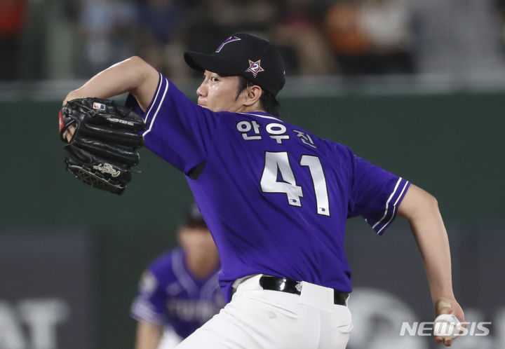 [부산=뉴시스] 김근수 기자 = 15일 오후 부산 동래구 사직야구장에서 열린 2023 KBO 올스타전 드림 올스타와 나눔 올스타의 경기, 7회초 나눔 올스타 안우진이 역투하고 있다. 2023.07.15. ks@newsis.co