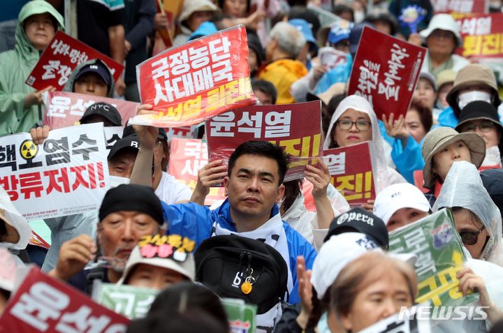 [서울=뉴시스] 조성봉 기자= 15일 오후 서울 종로구 시청역 인근에서 열린 ‘윤석열 정권 퇴진 김건희 특검’ 7월 전국집중 촛불행동에서 참가자들이 구호롤 외치고 있다. 2023.07.15.suncho21@newsis.com