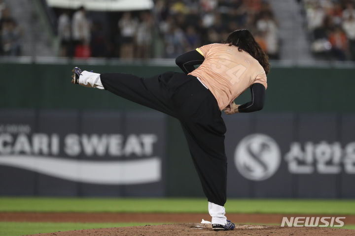 [부산=뉴시스] 김근수 기자 = 15일 오후 부산 동래구 사직야구장에서 열린 2023 KBO 올스타전 드림 올스타와 나눔 올스타의 경기, 8회말 김원중이 마운드에 올라와 무술을 선보이고 있다. 2023.07.15. ks@newsis.com