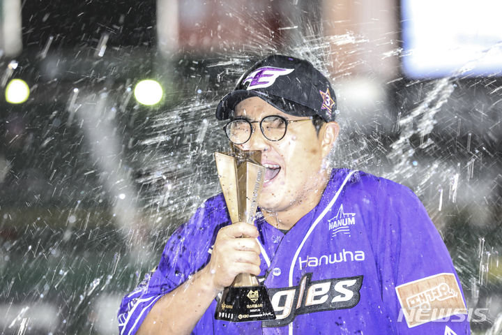 [부산=뉴시스] 김근수 기자 = 15일 오후 부산 동래구 사직야구장에서 열린 2023 KBO 올스타전 드림 올스타와 나눔 올스타의 경기, 나눔 올스타의 8대 4 승리, 경기 종료 후 올스타전 MVP로 선정된 나눔 올스타 채은성이 동료들에게 축하 물 세례를 받고 있다. 2023.07.15. ks@newsis.com