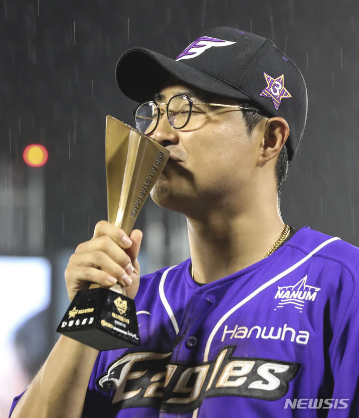 [부산=뉴시스] 김근수 기자 = 15일 오후 부산 동래구 사직야구장에서 열린 2023 KBO 올스타전 드림 올스타와 나눔 올스타의 경기, 나눔 올스타의 8대 4 승리, 경기 종료 후 올스타전 MVP로 선정된 나눔 올스타 채은성이 트로피에 입맞춤을 하고 있다. 2023.07.15.