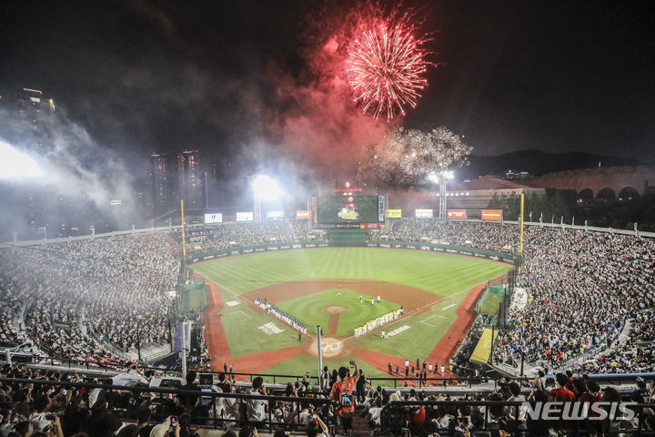 [부산=뉴시스] 김근수 기자 = 15일 오후 부산 동래구 사직야구장에서 열린 2023 KBO 올스타전 드림 올스타와 나눔 올스타의 경기, 나눔 올스타의 8대 4 승리, 경기 종료 후 폭죽놀이가 진행되고 있다. 2023.07.15. ks@newsis.com