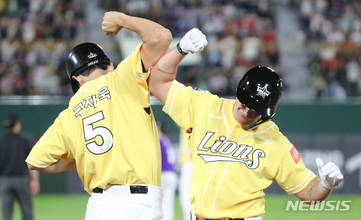 [부산=뉴시스] 권창회 기자 = 15일 오후 부산 동래구 사직야구장에서 열린 2023 KBO 올스타전 드림 올스타와 나눔 올스타의 경기, 9회초 2사 1,3루 상황에서 드림올스타 뷰캐넌이 1타점 적시타를 친 뒤 구자욱과 세리머니를 하고 있다. 2023.07.15. kch0523@newsis.com