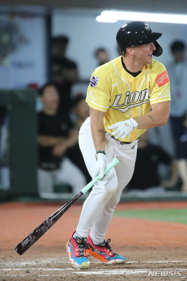 [부산=뉴시스] 권창회 기자 = 15일 오후 부산 동래구 사직야구장에서 열린 2023 KBO 올스타전 드림 올스타와 나눔 올스타의 경기, 9회초 2사 1,3루 상황에서 드림올스타 뷰캐넌이 1타점 적시타를 치고 있다. 2023.07.15. kch0523@newsis.com